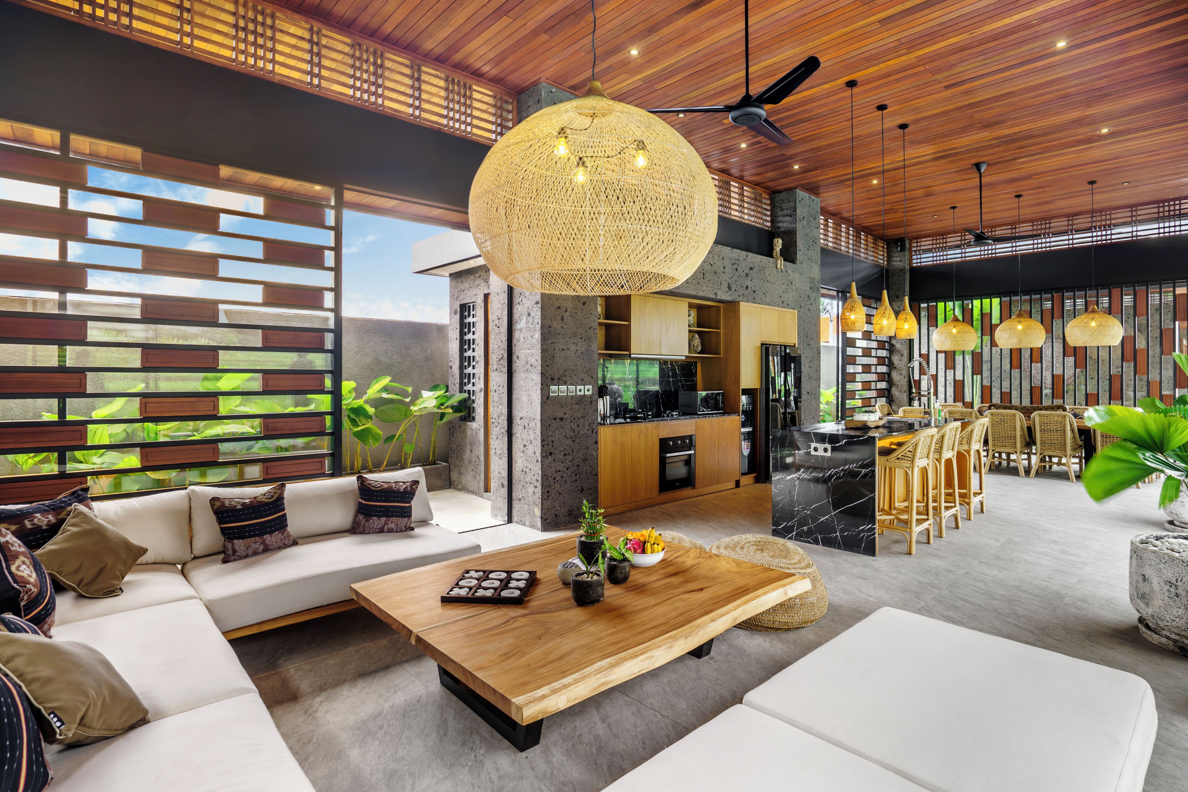 Luxe villa, uitzicht op zwembad | Woonruimte | Een 32-inch smart-tv met digitale zenders en streamingdiensten