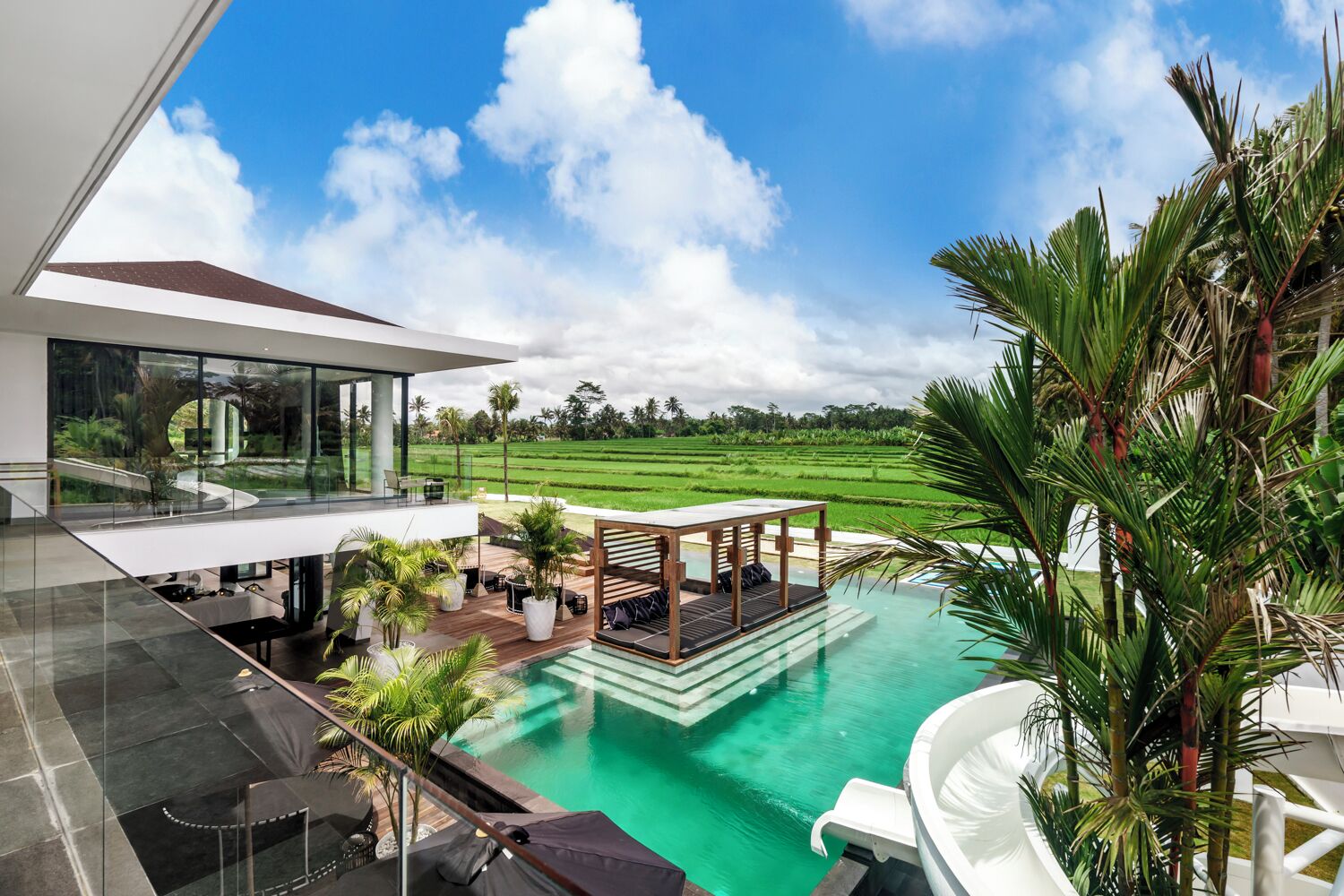 2 outdoor pools, pool loungers
