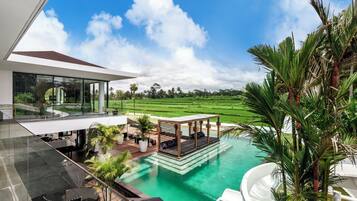 2 outdoor pools, sun loungers