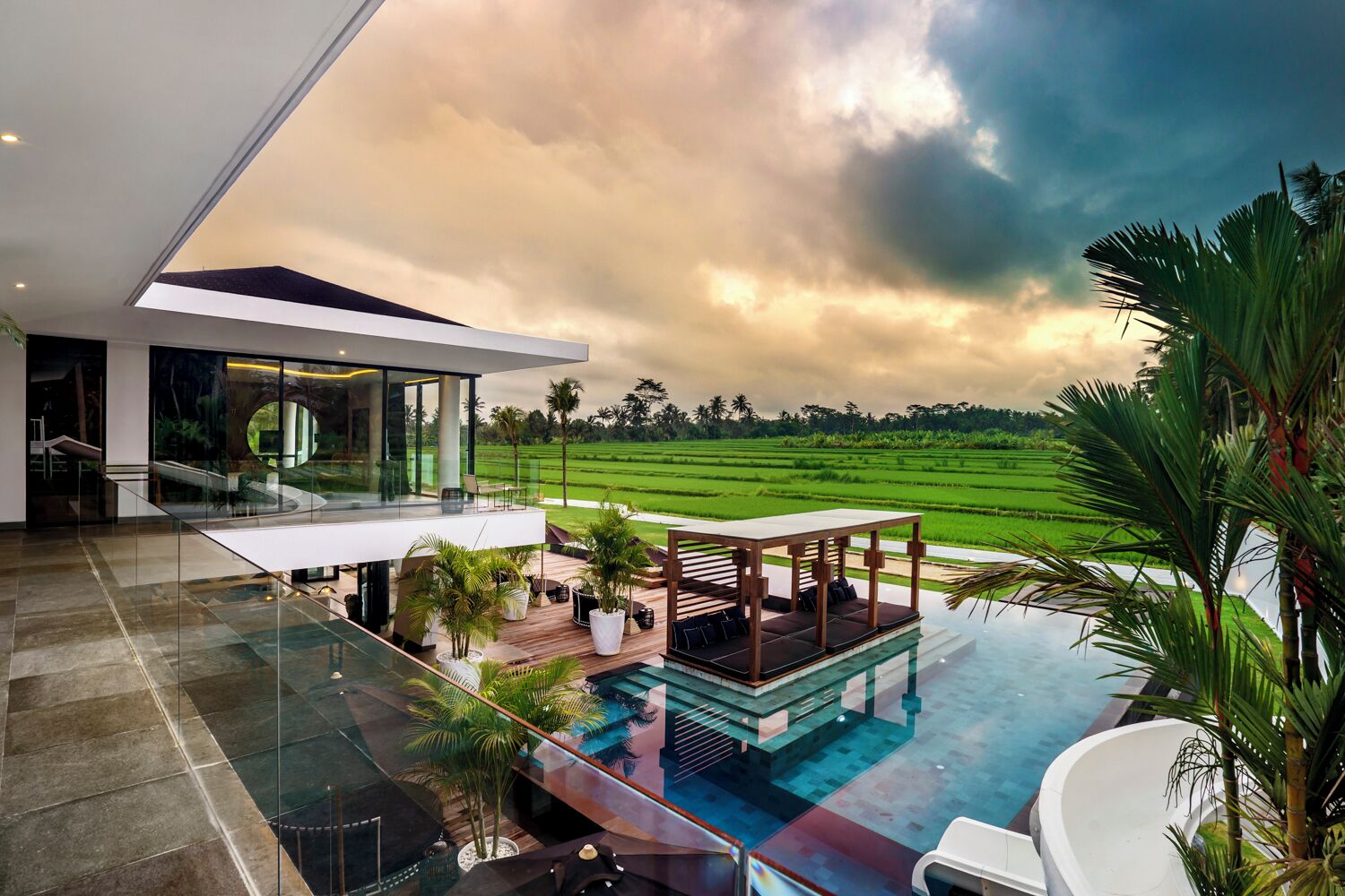 2 outdoor pools, pool loungers