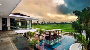 2 outdoor pools, pool loungers