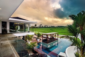 2 kolam renang outdoor, dengan kursi berjemur