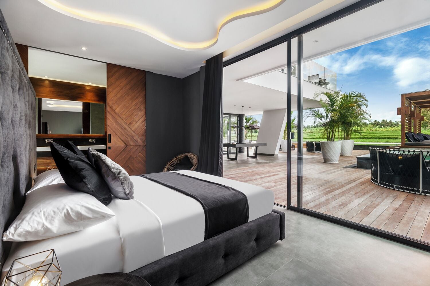 In-room safe, laptop workspace, iron/ironing board, free WiFi