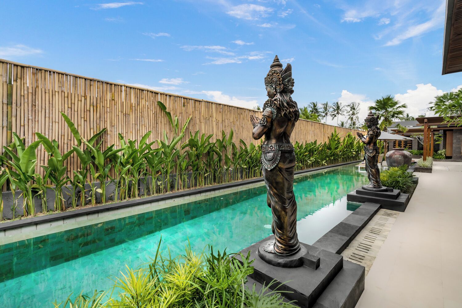 2 outdoor pools, pool loungers