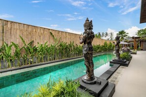 2 kolam renang outdoor, dengan kursi berjemur