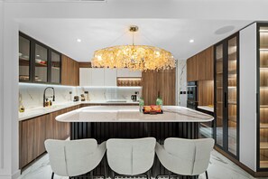 In-room dining - Luxury 3BR M Beachfront Retreat (Dubai)