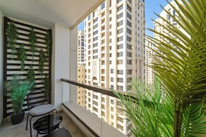 Terrace/patio - Luxury 3BR M Beachfront Retreat (Dubai)