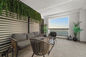 Terrace/patio - Luxury 3BR M Beachfront Retreat (Dubai)