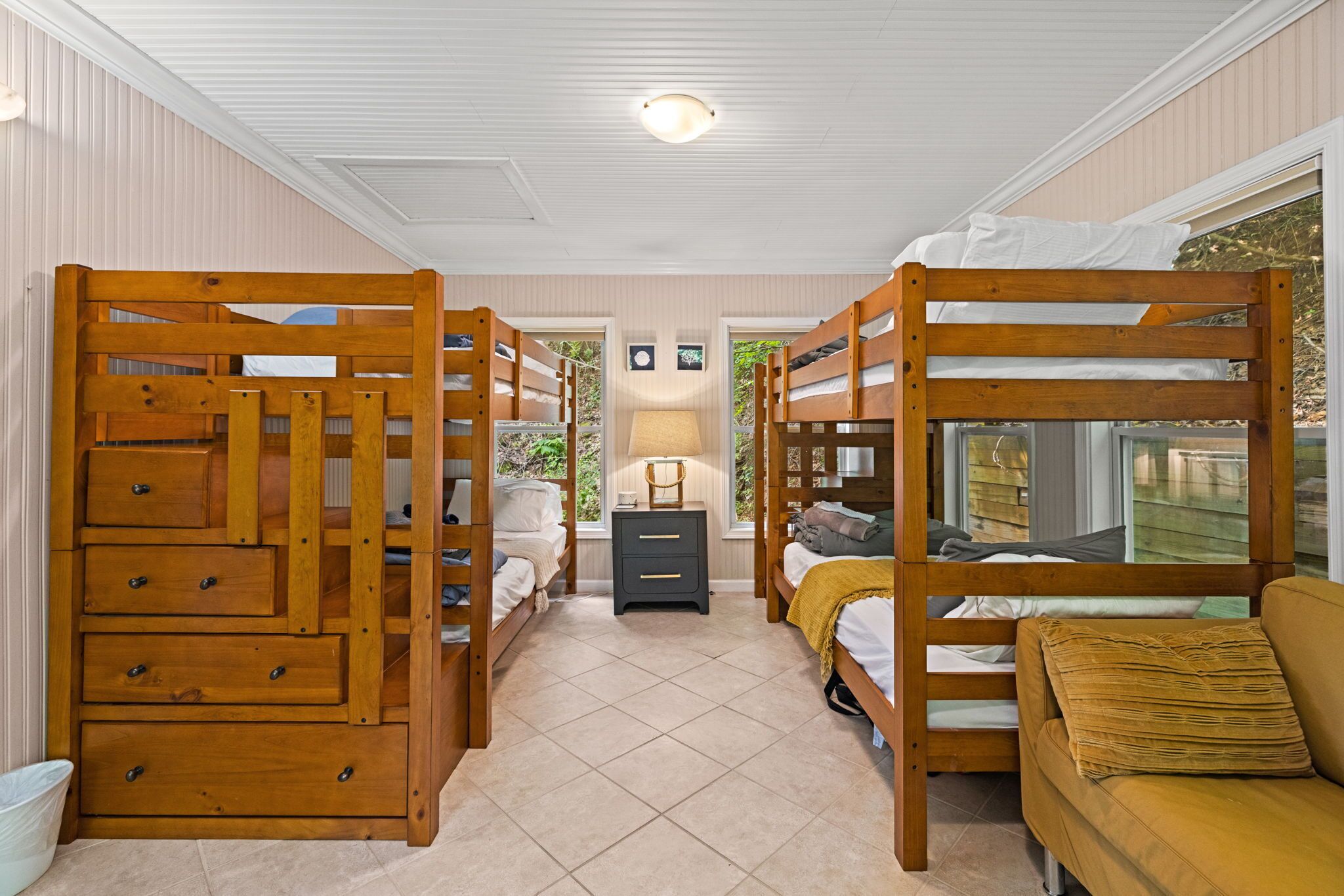5 bedrooms, WiFi (free), bed sheets