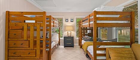 5 bedrooms, WiFi (free), bed sheets
