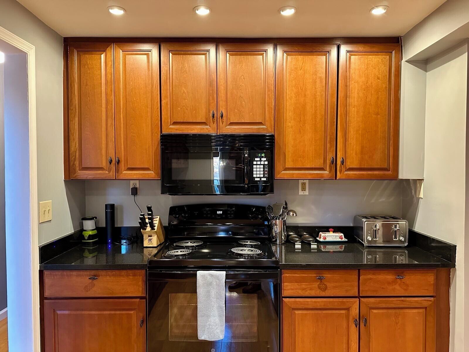 Kylskåp, mikrovågsugn, ugn och spishäll