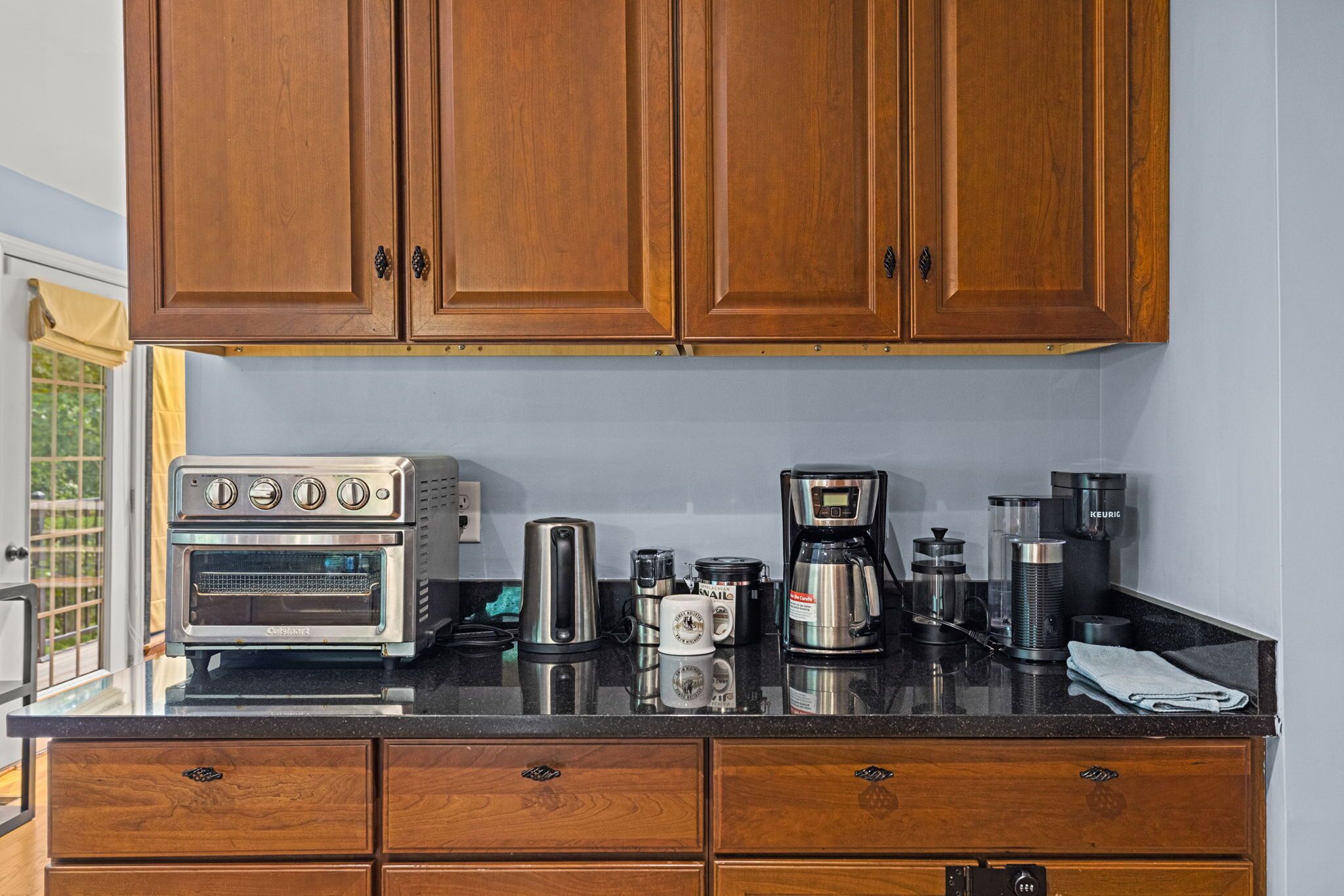 Coffee/tea maker, fridge, microwave, oven