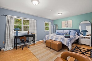 5 bedrooms, WiFi (free), bed sheets - Riverfront Cabin Getaway with Fire Pit! (Harpers Ferry)