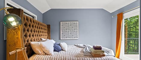 5 bedrooms, WiFi (free), bed sheets