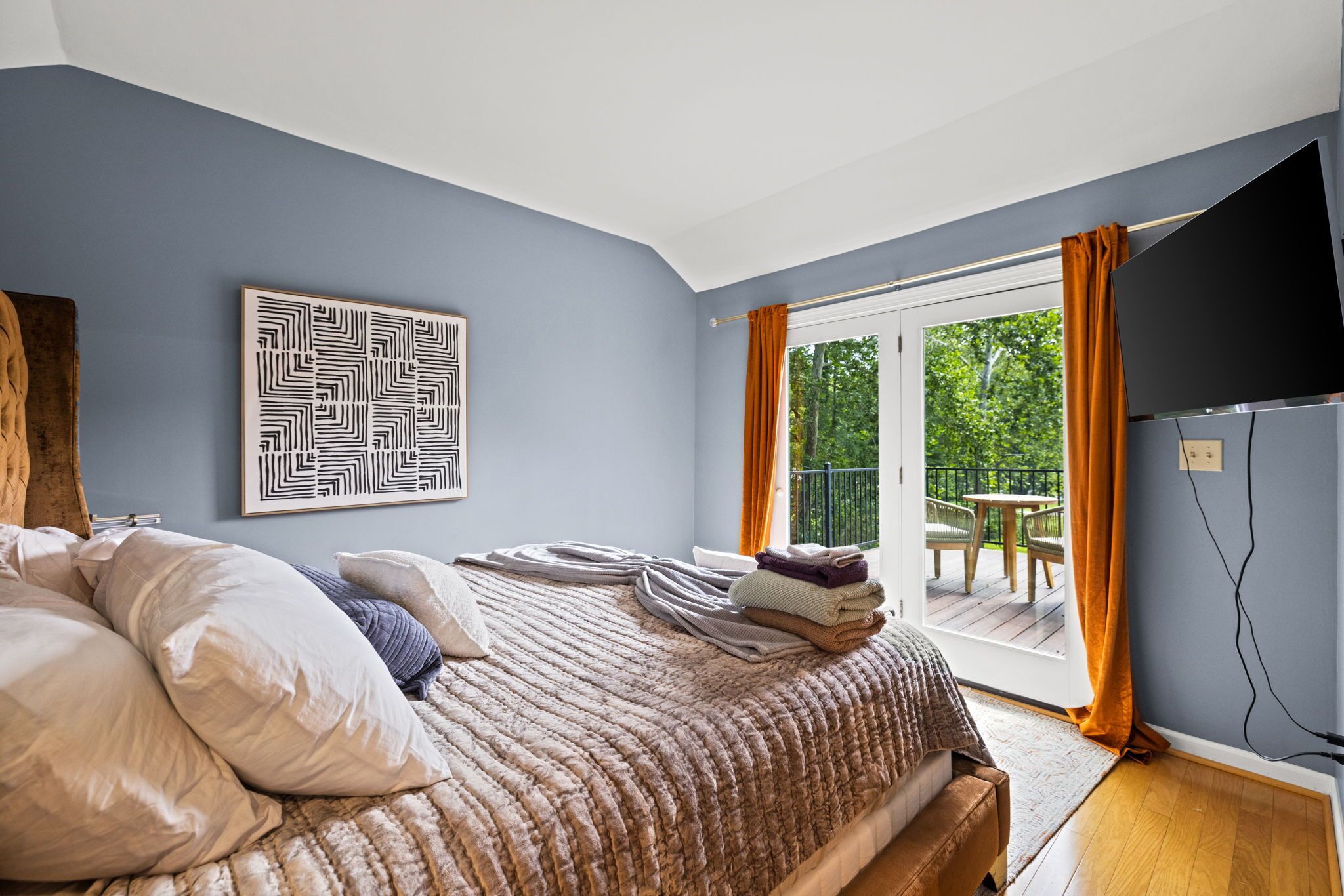 5 bedrooms, WiFi (free), bed sheets