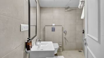 Deluxe Double Room, City View | Bathroom