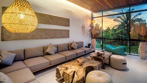 Una sala de estar moderna con un sofá, una mesa de centro y objetos decorativos.