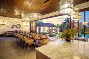 Familienvilla, Terrasse, Poolblick | Esszimmer