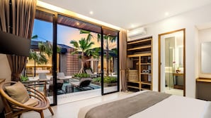 Una habitación de hotel moderna con una cama grande, un ventanal de vidrio que da a un balcón con piscina y palmeras, y un armario empotrado.