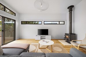 Smart TV y chimenea 