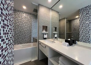 Premier suite, 2 slaapkamers, uitzicht op zwembad, tuin | Badkamer | Een aparte badkuip en douche, gratis toiletartikelen, een haardroger