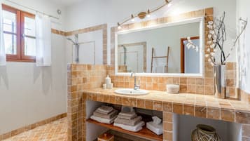 Shower, hair dryer, towels
