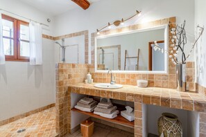 Chuveiro, secador de cabelo, toalhas de banho 