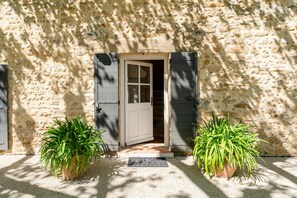 Exterior detail - Bed and Breakfast 'Chambre Au Couchant' with Shared Terrace, Wi-Fi and Air Conditioning (Violès)