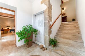 Interior - Bed and Breakfast 'Chambre Au Couchant' with Shared Terrace, Wi-Fi and Air Conditioning (Violès)