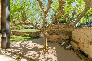 Property grounds - Bed and Breakfast 'Chambre Au Couchant' with Shared Terrace, Wi-Fi and Air Conditioning (Violès)