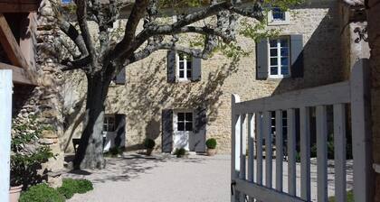 Bed and Breakfast 'Chambre Au Couchant' with Shared Terrace, Wi-Fi and Air Conditioning