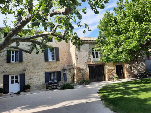Exterior - Bed and Breakfast 'Chambre Au Couchant' with Shared Terrace, Wi-Fi and Air Conditioning (Violès)