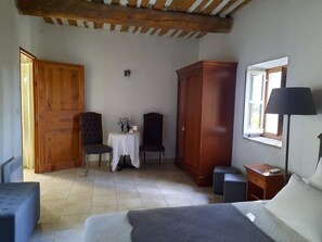 WiFi, bed sheets - Bed and Breakfast 'Chambre Au Couchant' with Shared Terrace, Wi-Fi and Air Conditioning (Violès)