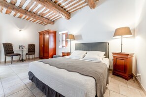 WiFi, bed sheets - Bed and Breakfast 'Chambre Au Couchant' with Shared Terrace, Wi-Fi and Air Conditioning (Violès)