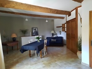 Living area - Bed and Breakfast 'Chambre Au Couchant' with Shared Terrace, Wi-Fi and Air Conditioning (Violès)