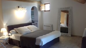 WiFi, bed sheets - Bed and Breakfast 'Chambre Au Levant' with Shared Terrace, Wi-Fi and Air Conditioning (Violès)
