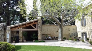 Property grounds - Bed and Breakfast 'Chambre Au Levant' with Shared Terrace, Wi-Fi and Air Conditioning (Violès)