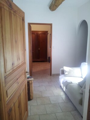 Interior - Bed and Breakfast 'Chambre Au Levant' with Shared Terrace, Wi-Fi and Air Conditioning (Violès)