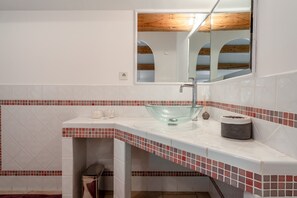 Suihku, hiustenkuivaaja, pyyhkeet