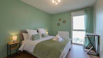 Een strijkplank/strijkijzer, wifi, beddengoed