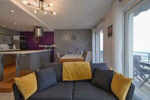 TV - Welcome to Aiton, a Charming Savoyard Village Nestled Between Lakes and Mountains (Aiton)