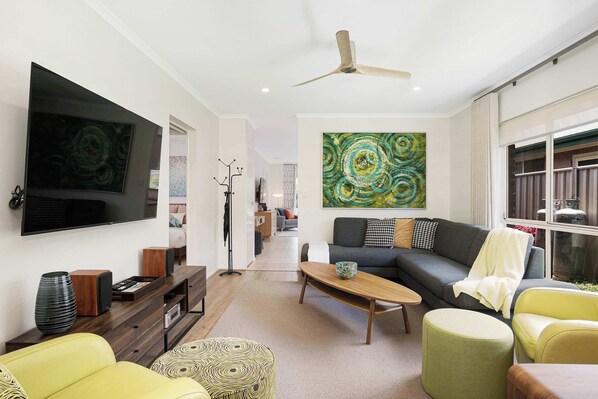 Living Room 1 - Cerca Del Agua, Chic Coastal Home Steps From Beach (Encounter Bay)
