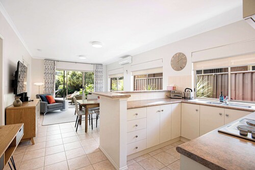 Cerca Del Agua, Chic Coastal Home Steps From Beach