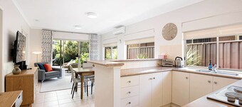 Cerca Del Agua, Chic Coastal Home Steps From Beach