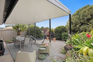 Outdoor dining - Cerca Del Agua, Chic Coastal Home Steps From Beach (Encounter Bay)