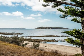 Una spiaggia nelle vicinanze