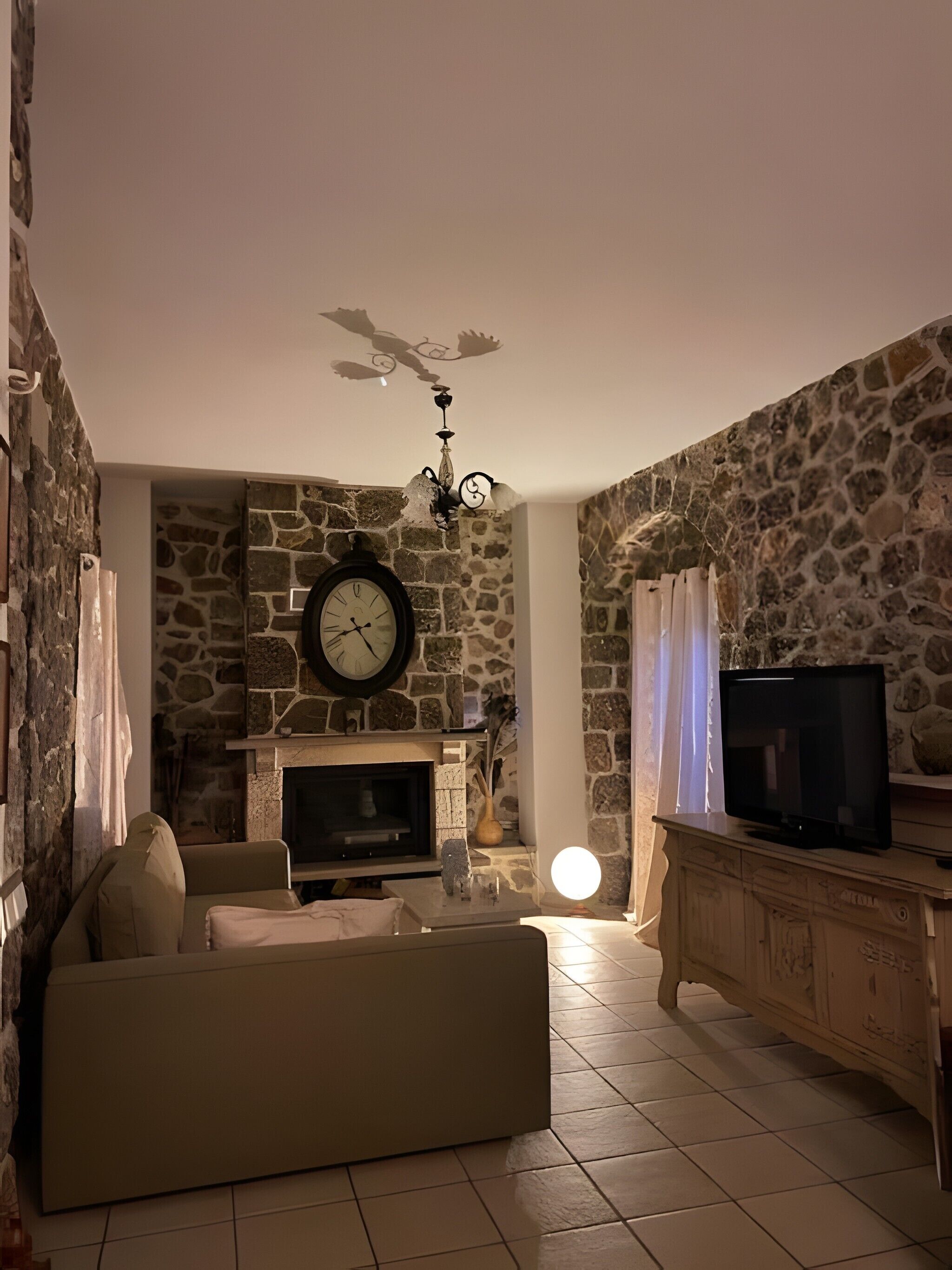 Televisión y chimenea 