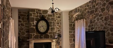 Télévision, cheminée