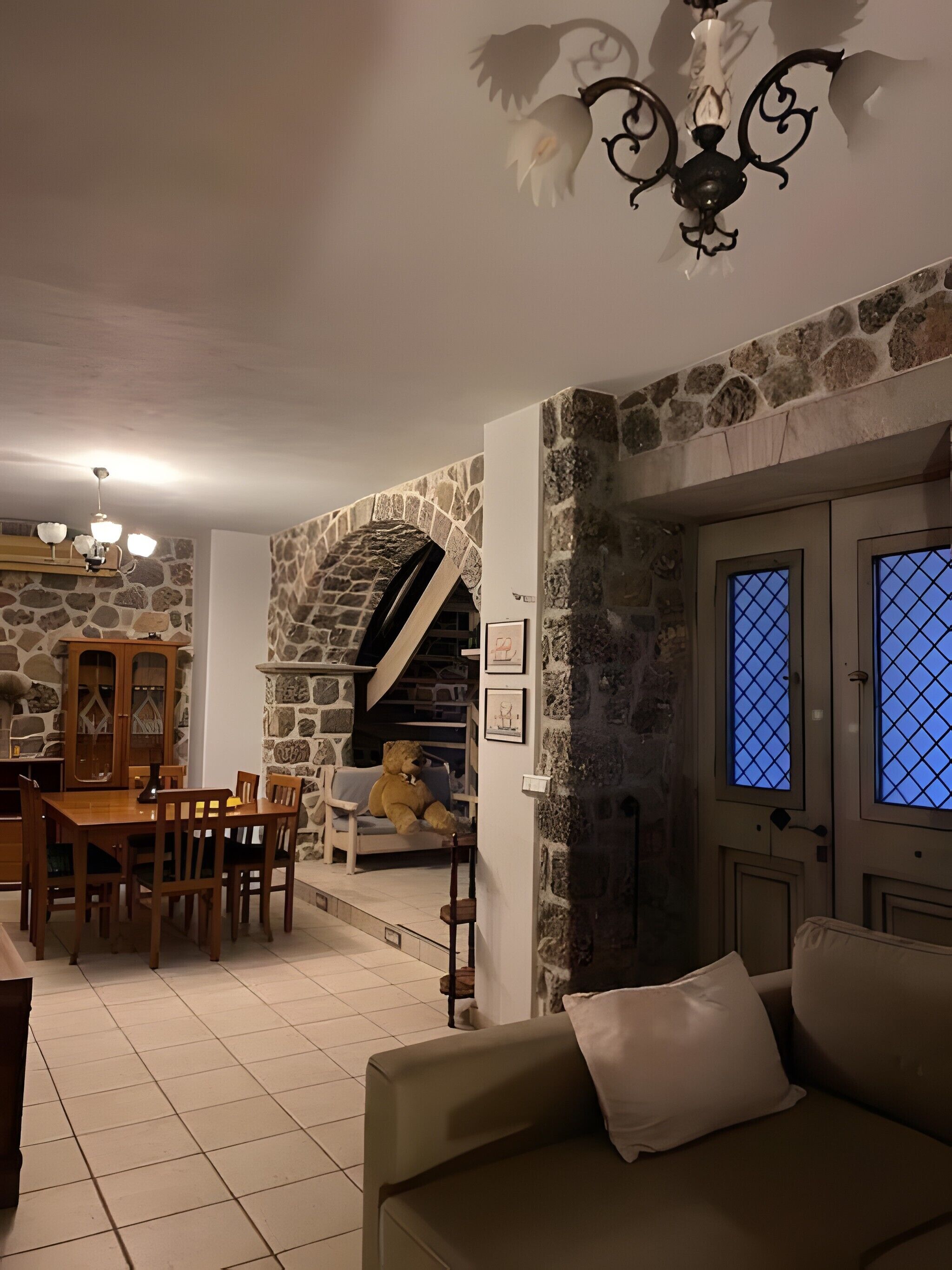 Televisión y chimenea 