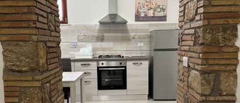 Een koelkast, een kookplaat, een koffiezetapparaat/waterkoker